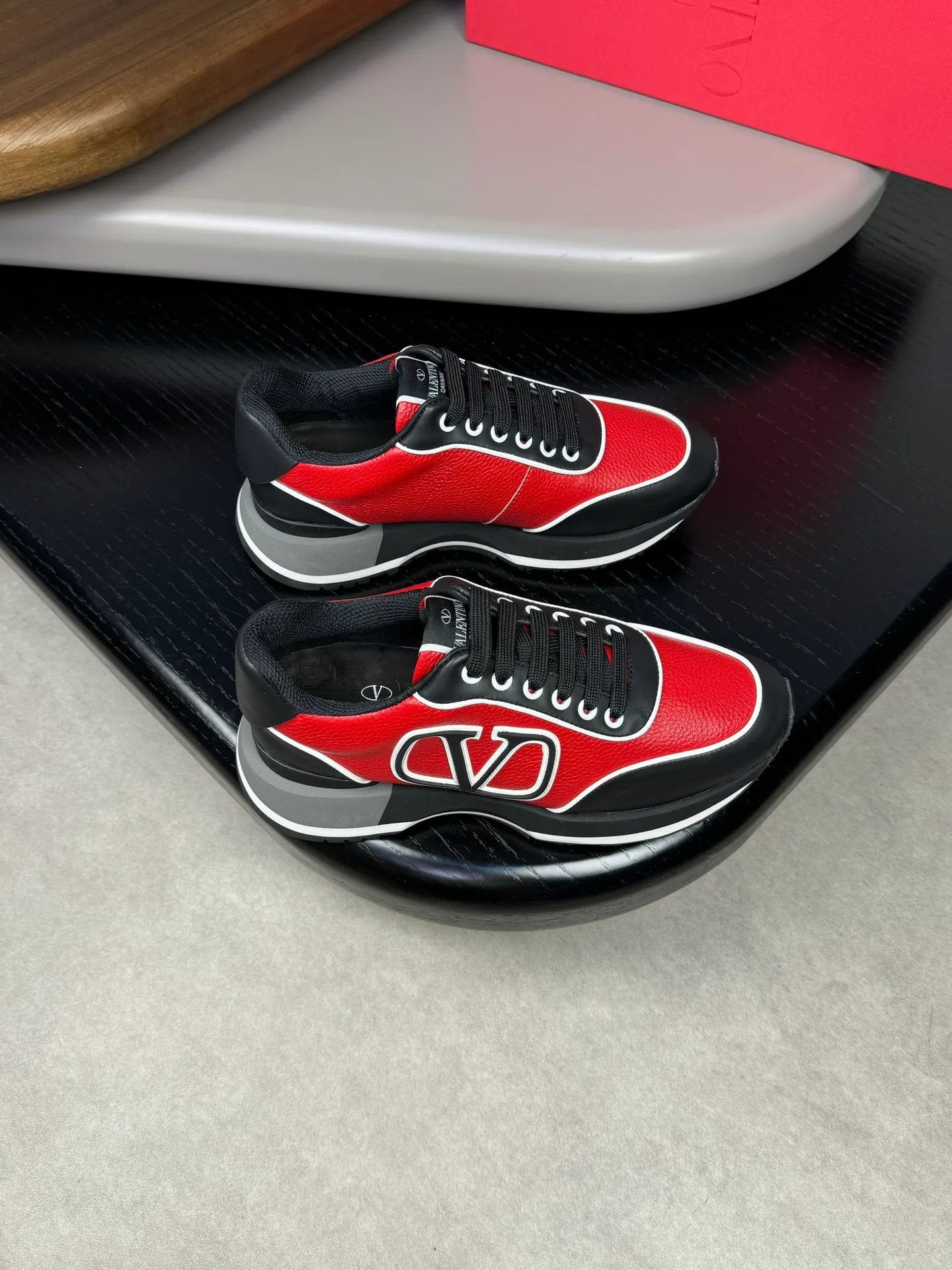 [VALENTINO] Valentino men's shoes 💰500💰 - High-end quality original order - Upper: 🔝 Nappa calf leather, tumbled calf leather, sewn brand plastic totem - Lining: brand mesh canvas, foot pad; water-dyed cow leather - Outsole: multi-color wear-resistant velvet·rubber; combined molded outsole -Super high quality control·Fine workmanship: highlighted (high-end·luxury·grade) -Size :38-44 (45 can be customized)·3300